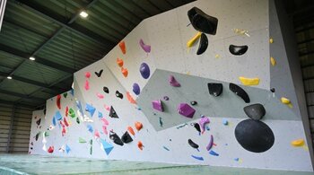 【摂南大学】クライミングのボルダーウォールが完成