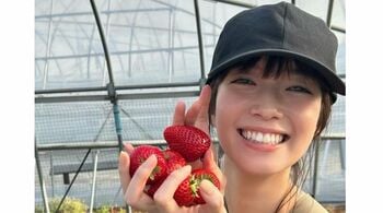 佐藤栞里　イチゴ狩りを満喫！チューする姿や満面の“栞里スマイル”を公開「イチゴになりたい」とうらやむ声も