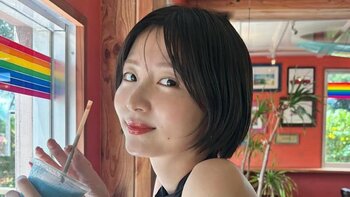 宮古島で“美肩＆美背中”際立つコーデで夏休み！岡崎紗絵 エメラルドグリーンの波打ち際ショットに「絵になる」「ドキッとしました」