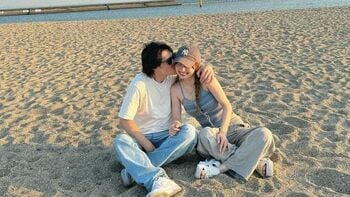 華金カップル 夫の帰国後初デートで大はしゃぎ！海岸でりこがたつやをおんぶする仲良しショットに「待ち受けにしたい」の声