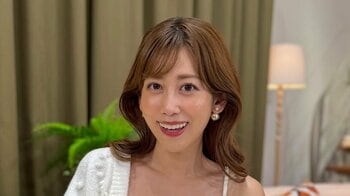 「モデルさんみたい」元NHKアナ・中川安奈 もこもこ短パンで美脚際立つ部屋着姿を公開！足を組んでソファでくつろぐ様子に「スタイル魅力的」