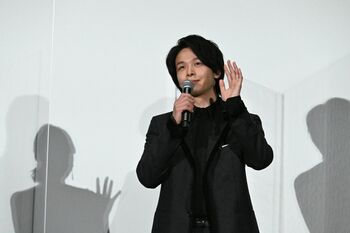 中村倫也が舞台挨拶でボケ倒す！「ハンカチのご用意を…」