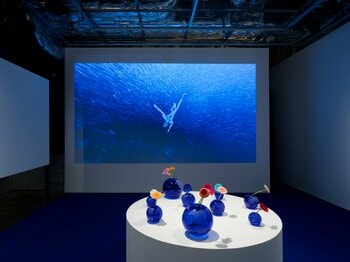 アーティストユニット・キュンチョメの個展「あいまいな地球に花束を」が4月15日(水)よりGallery & Restaurant 舞台裏で開催。食べて、持ち帰る作品や特別なコース料理体験も