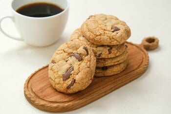 「レンジで10秒」で変わる食感。素朴でどこか懐かしい大判アメリカンサイズのクッキー『あたためて楽しむチョコチップクッキー』をスナックミーオンラインストアで期間限定発売