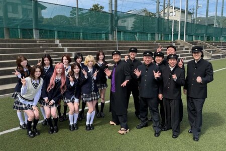 NiziUがフルメンバーで初参戦！チョコレートプラネット・長田庄平の母校で「学校かくれんぼ」開催『新しいカギ』