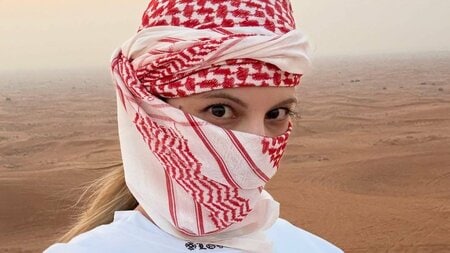 “30階プール”でビキニ姿！マギー ドバイ砂漠で”アクセル踏みっぱなし”ドライブスキルも披露！エキゾチックなプライベートショットに「CGかと思った」