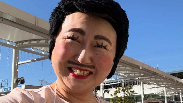 角刈り＆ふんどしから一変！ピン芸人あぁ～しらき “別人級”の衝撃イメチェン姿にファン驚愕！オシャレコーデ披露で「ギャップ萌えッす」