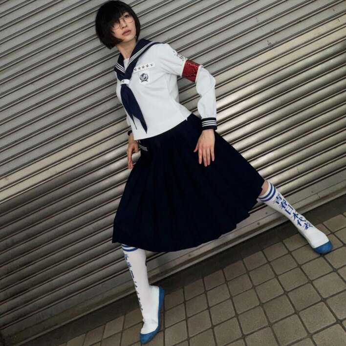 新しい学校のリーダーズ・SUZUKA メガネ外した歌唱姿を披露！長い前髪