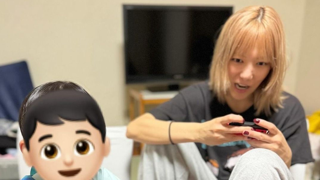 元AKB48・宮澤佐江(34) 甥っ子とわんちゃんに埋もれる！？幸せそうな