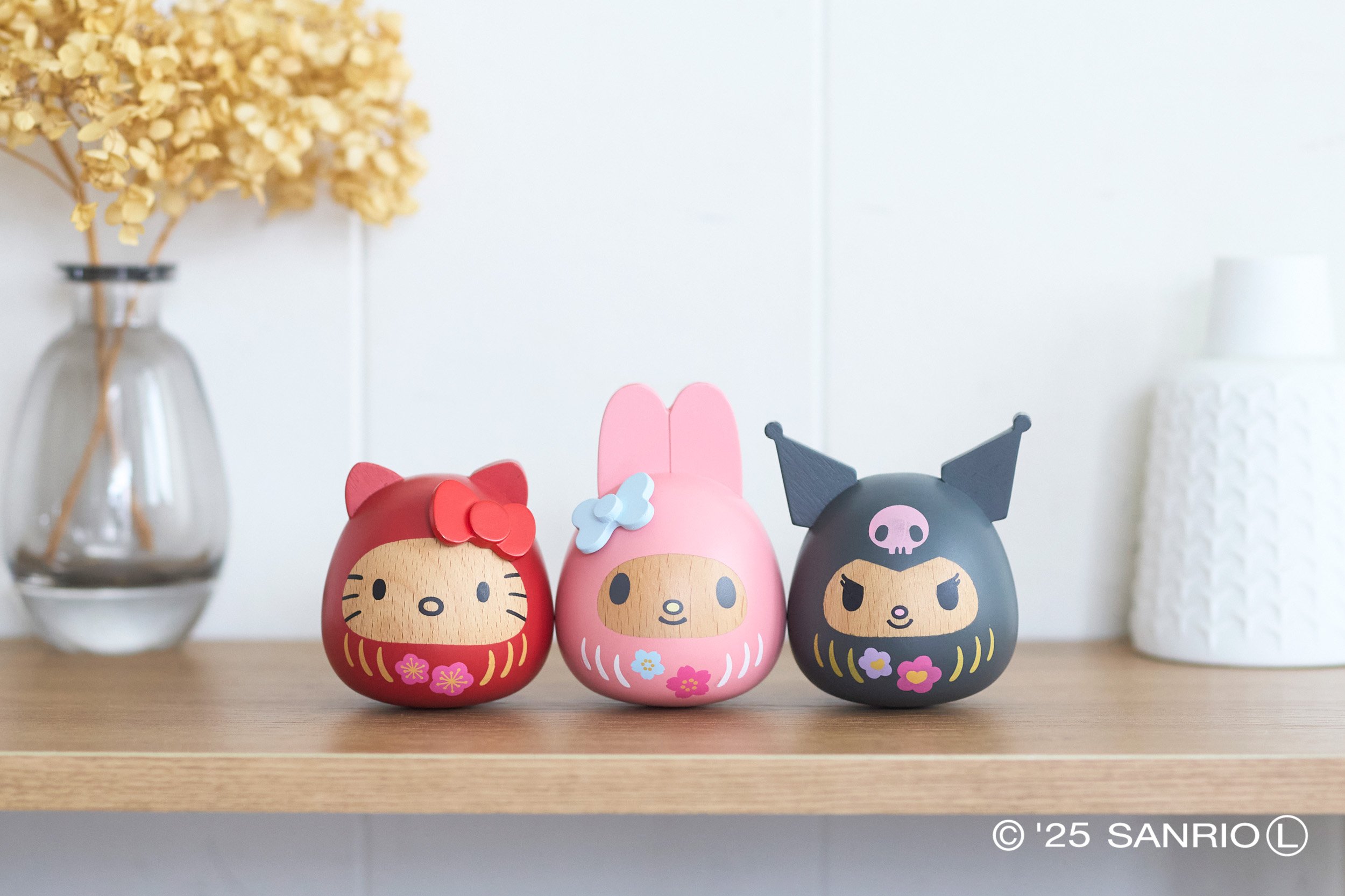 株式会社ニチガン】ハローキティ、マイメロディ、クロミの木製だるまが