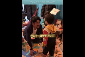 【涙腺ガバガバ】坂口憲二が双子の子役と全力で戦いごっこ！“幸せ家族感”満載の動画公開にファン感涙『続・続・最後から二番目の恋』
