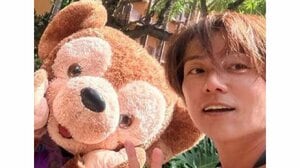 杉浦太陽 家族ハワイ旅行でディズニー満喫ショット公開！アロハシャツ姿のダッフィーとの写真や笑顔あふれる“アロハポーズ”姿に注目