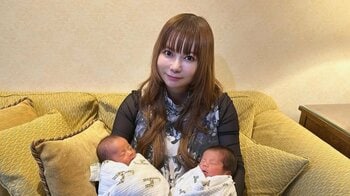 中川翔子 “双子の手が初めて重なった”ほほ笑ましいショットを披露！天使の洋服姿に「めちゃくちゃかわいい」「幸せそう」