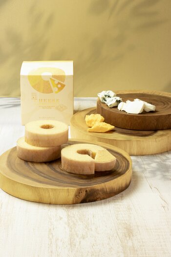 【新千歳空港限定】3種のチーズと北海道素材を贅沢に使った「チーズバームクーヘン」新発売！職人が生地から丁寧に焼き上げる濃厚チーズのコク深さ｜フェルム ラ・テール美瑛 新千歳空港クラフトスタジオ店