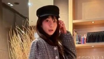 ほしのあき(48) “絶対領域”見せのミニスカ×ニーハイコーデ披露！変わらぬ美スタイルでモデルウォークする様子に反響「素晴らしい」