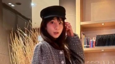 ほしのあき(48) “絶対領域”見せのミニスカ×ニーハイコーデ披露！変わらぬ美スタイルでモデルウォークする様子に反響「素晴らしい」