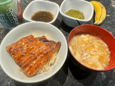 薬丸裕英 ハワイ滞在中の妻お手製“完全和食朝ごはん”公開！ふっくら鰻