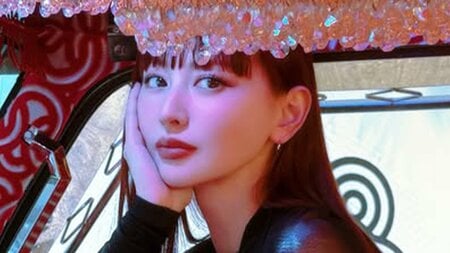 鈴木えみ ド派手トラックでのお茶会ショット披露！きらびやかな電飾をまとったボディーに寄りかかる姿に「カッコいい」「似合う」と反響
