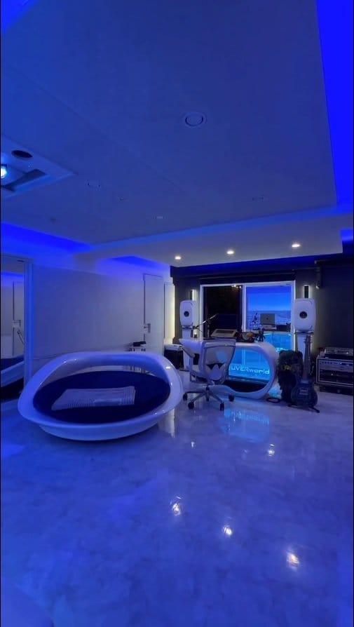 【画像15枚】「宇宙ステーション♡」UVERworld TAKUYA∞ 青の照明が幻想的な部屋やサウナなどが設置された規格外すぎる豪華自宅スタジオを見る