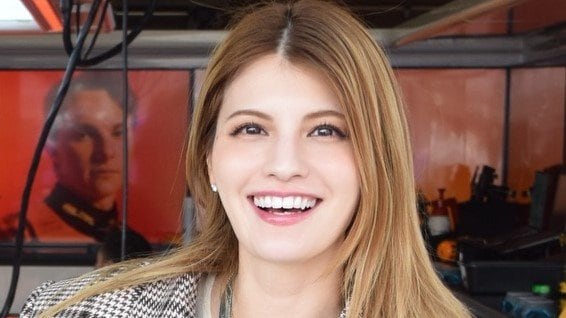 「ヘリ送迎？すごすぎ」マギー F1観戦で空から現地入り 美脚際立つミニ丈デニムコーデを披露「カッケーーーッッ！」「ジャケットかわいい〜！」