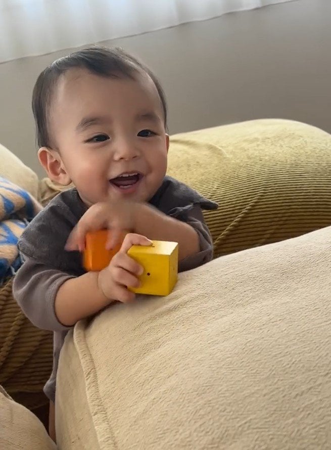 【画像16枚】「可愛すぎてずっと見てられる」蜂谷晏海が公開した“べビバーグ”の写真を見る