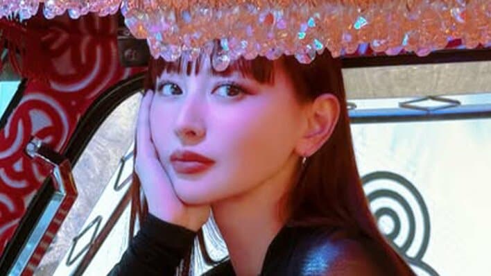 鈴木えみ ド派手トラックでのお茶会ショット披露！きらびやかな電飾をまとったボディーに寄りかかる姿に「カッコいい」「似合う」と反響