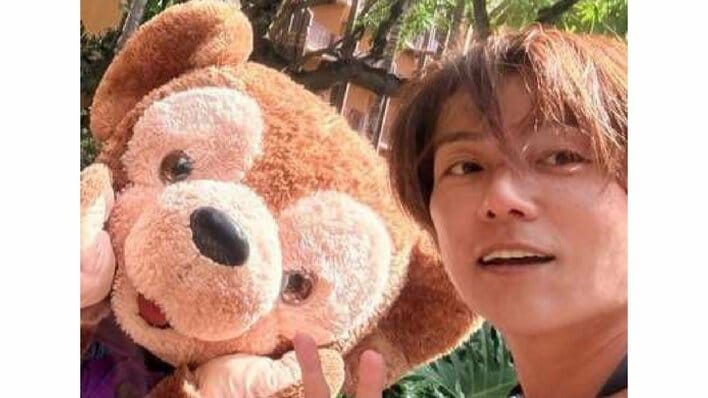 杉浦太陽 家族ハワイ旅行でディズニー満喫ショット公開！アロハシャツ姿のダッフィーとの写真や笑顔あふれる“アロハポーズ”姿に注目