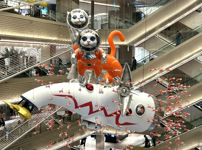 猫400匹が宙を舞う！ヤノベケンジの巨大アートが銀座で大爆発！佐久間