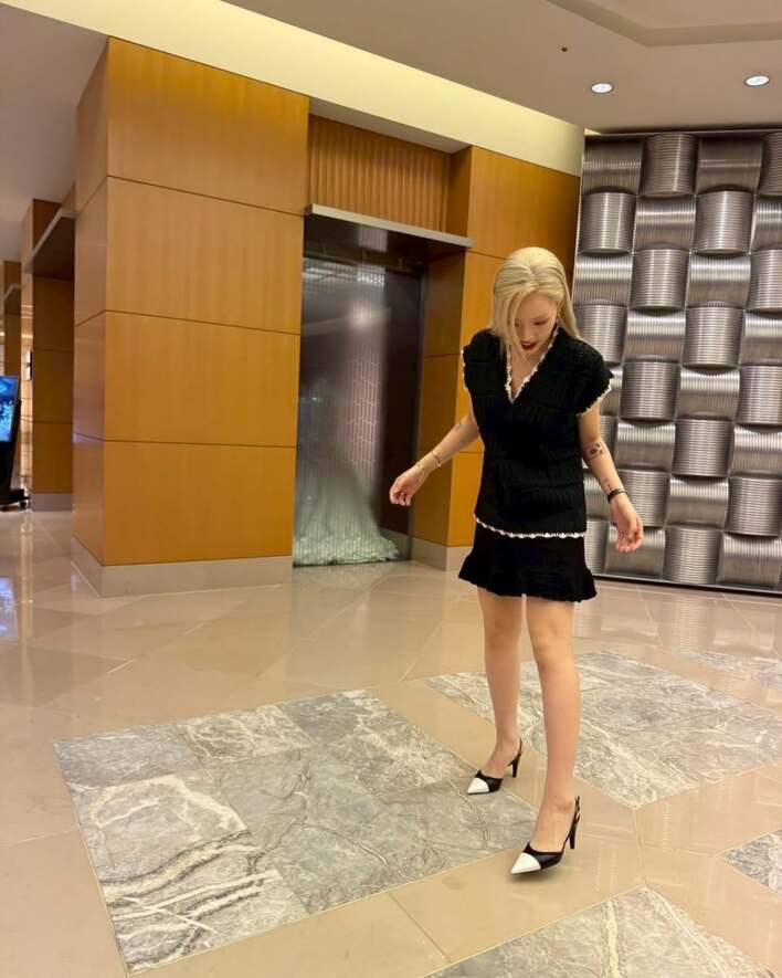 ちゃんみな 美脚際立つミニ丈セットアップコーデを披露！気品あふれる