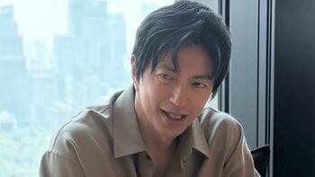 「1杯3万まで払える」大沢たかお 笑顔でコーヒー淹れる姿にファン悶絶！高層階一室でリラックスシャツコーデ披露「こんな旦那さんがいたら…」