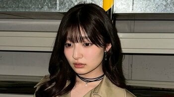 「ビジュレベチ」吉川愛 深めスリット＆背中見せ黒ドレスで美スタイル披露！どアップ写真や振り向き姿など大人っぽいオフショットに「魅力的」