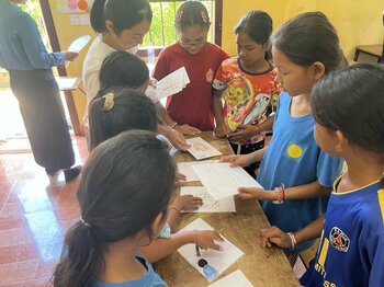 静岡で生まれた「命を守るカルタ」がカンボジアへ――雨季の洪水と向き合う子どもたちに防災授業