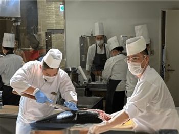 ＼6日間限定！見て楽しい！食べて感動！／本マグロ解体ショー開幕！