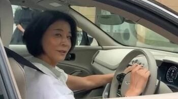 「まるでボンドガール！」高嶋ちさ子 新車価格約3300万円の高級SUV納車 初乗りで早速ドライブへ