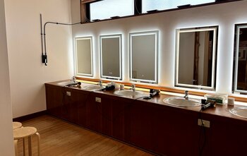 女性パウダールームをリニューアル！全14台の洗面台に女優ミラーを設置。人気ドライヤー「Dyson」「ReFa」も導入⊶富士眺望の湯ゆらり