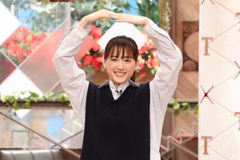 綾瀬はるか カラオケでは十八番の中島みゆき、福山雅治をモノマネつきで熱唱！