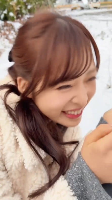 【画像14枚】「彼女感ヤバい」小栗有以が雪と戯れる“まるで冬デート”のようなシーンを見る