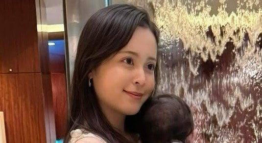久慈暁子 生後4ヵ月長女との“初おそろいコーデ”披露！抱っこした我が子を見つめた仲良し親子ショットに「めちゃ可愛い」「お似合いです」