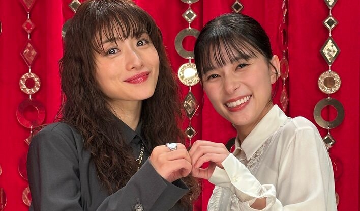 【写真】「めっちゃ可愛い♡」ファン大興奮！石原さとみ＆芳根京子のオフショットを見る