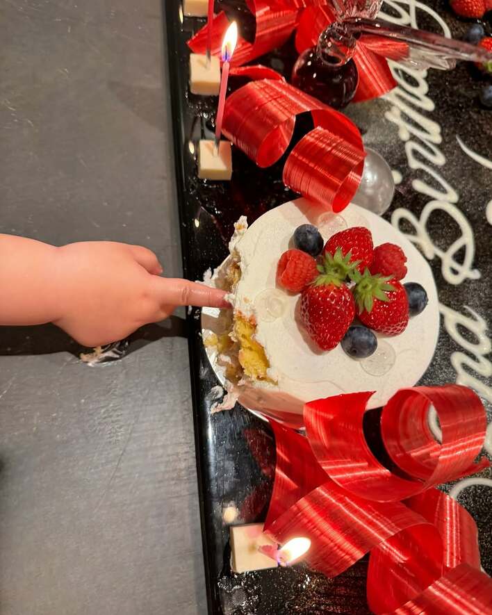 【画像7枚】EXILE MAKIDAI 豪華な“あめ細工”プレートで次男を祝福する様子を見る