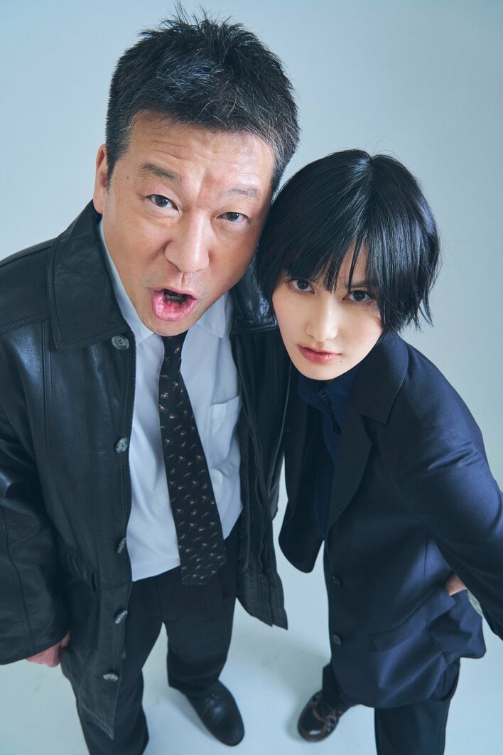 【写真】すでに息ぴったり！おちゃめに＆クールにポージングを決める佐藤二朗＆橋本愛の撮りおろしカットを見る