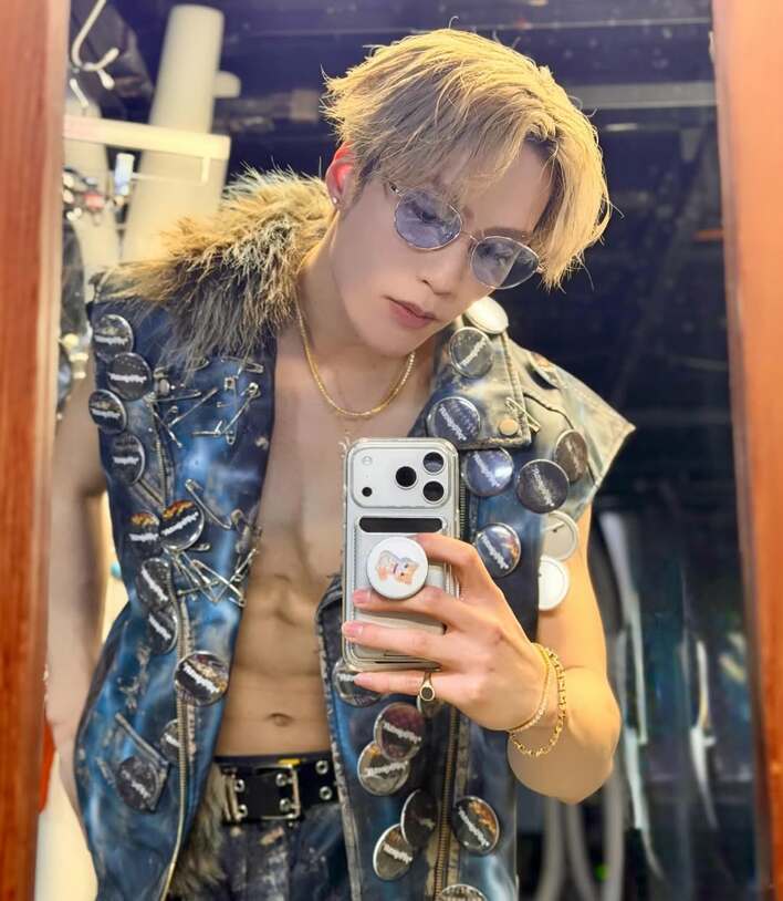 やばすぎて滅！」THE RAMPAGE藤原樹 バキバキ腹筋×サングラスの色気