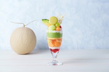 甘くて、ひんやりして、愛おしい― 。夏パフェシリーズが誕生～6月は「とろけるメロンとベリーのパフェ」が、新登場！～