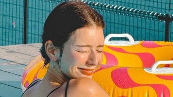 「ますます惚れちまったぜ」スザンヌ 美背中際立つビキニショット披露！息子との夏休み最後の福岡旅行を公開し「素敵すぎます」