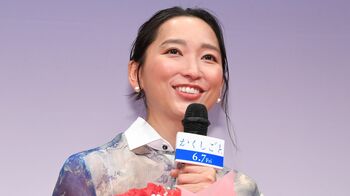 杏 “息子”中須翔真からの花束サプライズに感激「泣けてきますね。あとで噛みしめたい」