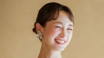 「優しそうな旦那様」藤井サチ “夫顔出し”の幸せ夫婦ショット公開！美背中＆デコルテ際立つ結婚式での全面刺繍ドレス姿に「みとれてました」