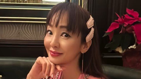 豪華＆豪快！神田うの “若々しい”94歳義父との仲良しツーショット公開 どっさりフルーツケーキやキラキラ装飾のプレートで誕生日をお祝い