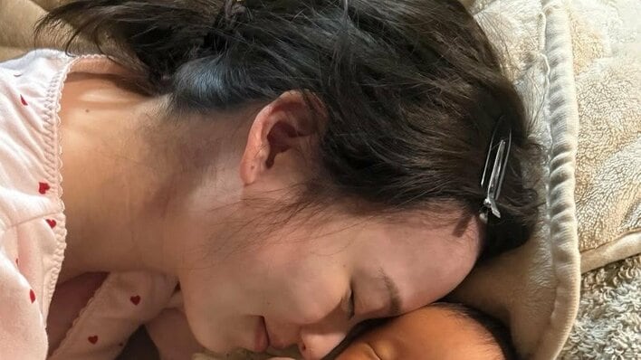 「ぱっちりお目目で可愛すぎ」由布菜月 生まれたて愛娘とのお家ショット公開！サッカー日本代表の夫・上田綺世に“似てる”の声も「尊すぎる写真だらけ」