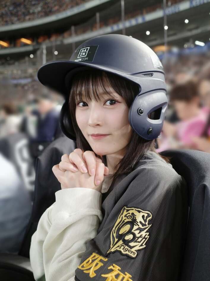なんやコレ反則やろ！」山本彩 ユニホーム姿の野球観戦ショット公開