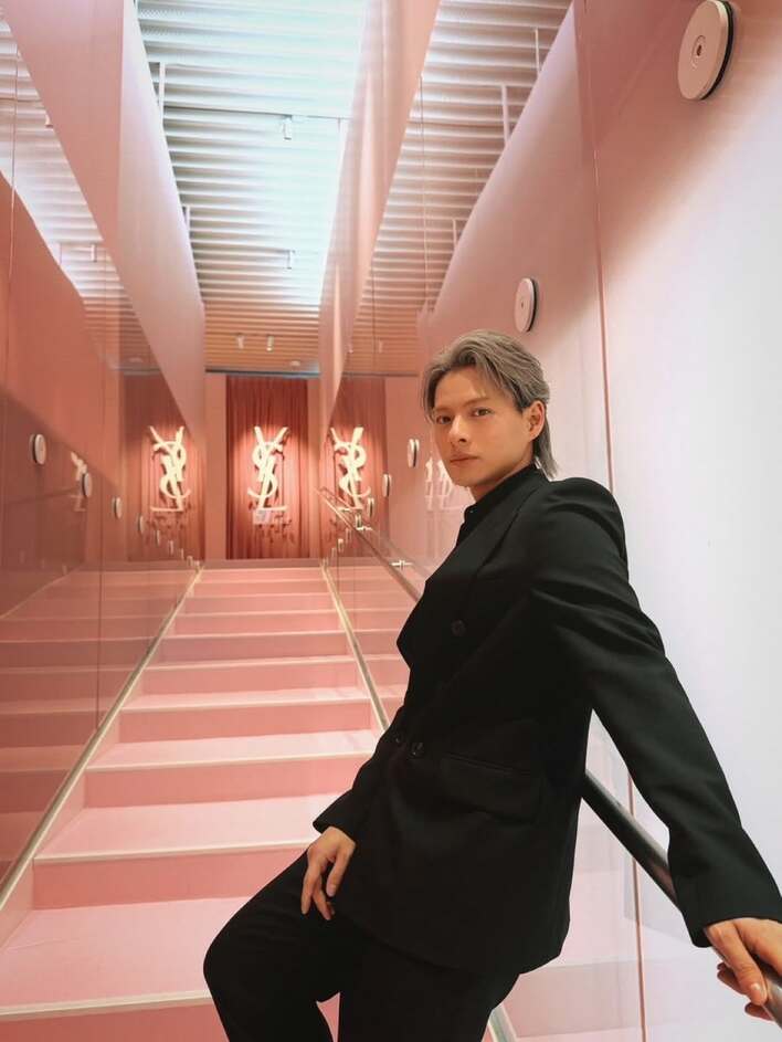 写真集かな？」平野紫耀 YSL“秘密のホテル”で色気漂う黒スーツ姿を披露